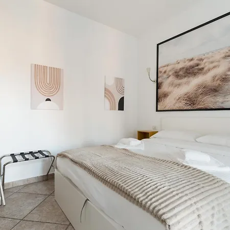 Guesthost - Comfy Near Pasteur M1 Apartment