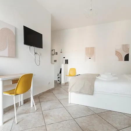 Apartment Guesthost - Comfy Near Pasteur M1