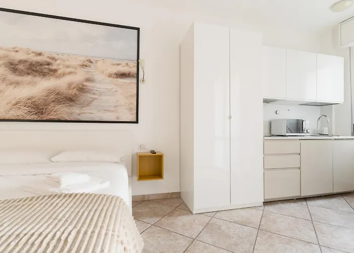Apartment Guesthost - Comfy Near Pasteur M1 Milan