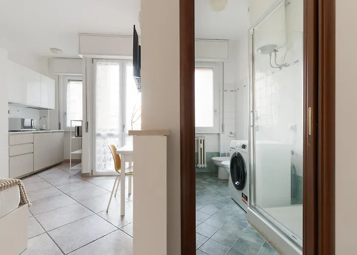 Apartment Guesthost - Comfy Near Pasteur M1 Milan